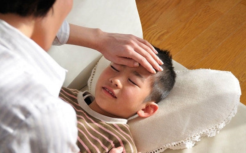 Nếu bị đau họng sau khi nằm quạt qua đêm, nên làm gì để đỡ đau?
