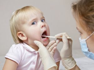 Trẻ bị sốt cao có phải do viêm mũi họng cấp?