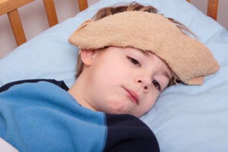 Những điều cần lưu ý khi chăm sóc trẻ bị sốt viêm họng tại nhà